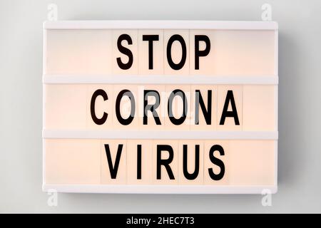 lightbox mit Stop Coronavirus-Warnwörtern Stockfoto