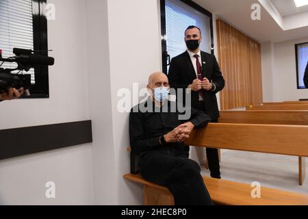 Tel Aviv, Israel. 10th Januar 2022. Der ehemalige israelische Premierminister Ehud Olmert wird am Montag, den 10. Januar 2022, in Tel Aviv, Israel, während einer Vorverhandlung im Verleumdungsverfahren vor dem Amtsgericht Tel Aviv gesehen. Der ehemalige israelische Premierminister Benjamin Netanjahu reichte eine Klage gegen den ehemaligen Premierminister Ehud Olmert ein. Pool Foto von Avshalom Sassoni/UPI Kredit: UPI/Alamy Live News Stockfoto