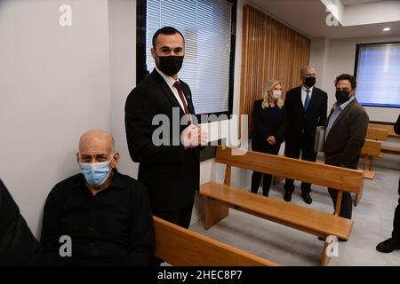 Tel Aviv, Israel. 10th Januar 2022. Der ehemalige israelische Premierminister Ehud Olmert (L) wird am Montag, dem 10. Januar 2022, in einer Vorverhandlung in der Verleumdungsklage in Tel Aviv, Israel, vor dem Richtergericht in Tel Aviv gesehen. Der ehemalige israelische Premierminister Benjamin Netanjahu (2nd, R) reichte eine Klage gegen den ehemaligen Premierminister Ehud Olmert ein. Pool Foto von Avshalom Sassoni/UPI Kredit: UPI/Alamy Live News Stockfoto