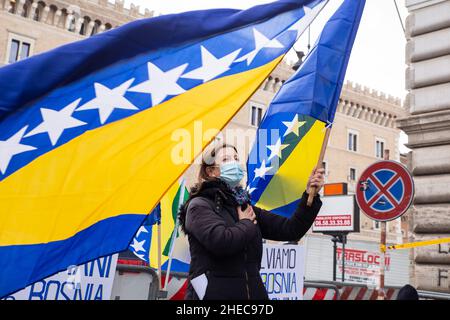 10. Januar 2022, Rom, Italien: Bosnische Frau mit Herz und Flagge Bosniens während der bosnischen Hymne beim Sit-in auf der Piazza Santi Apostoli in Rom (Bildquelle: © Matteo Nardone/Pacific Press via ZUMA Press Wire) Stockfoto