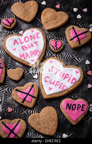 Anti-Valentinstag-Konzept. Cookies allein, aber glücklich. Stockfoto