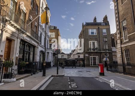 Blick auf die Savile Row in Richtung Burlington Gardens, Mayfair, London, Großbritannien Stockfoto