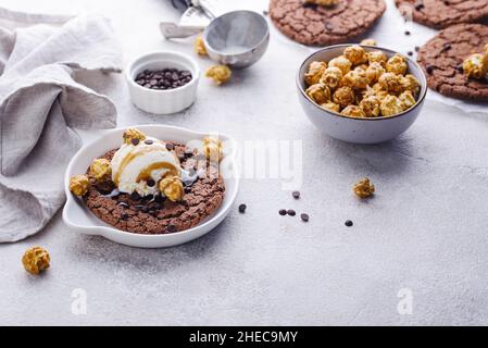 Riesige Schokolade Pfanne Cookies mit Eis Stockfoto