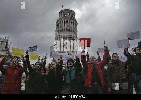 11. Januar 2015 - Pisa, Italien - Solidaritätsdemonstration an die bei dem Terroranschlag in Paris verstorbenen Charlie Hebdo-Journalisten Stockfoto