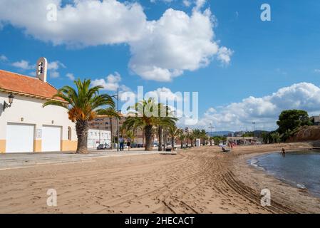 Playa de la Ermita, eine Bucht in Puerto de Mazarron, Region de Murcia, Costa Calida, Spanien. Mediterrane Meeresbucht. Kirche Ermita de Bahía. Besucher Stockfoto