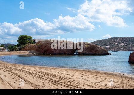 Playa de la Ermita, eine Bucht in Puerto de Mazarron, Region de Murcia, Costa Calida, Spanien. Mediterrane Meeresbucht. Rock mit Höhle und La Isla Insel Stockfoto