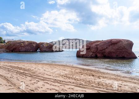 Playa de la Ermita, eine Bucht in Puerto de Mazarron, Region de Murcia, Costa Calida, Spanien. Mediterrane Meeresbucht. Rock mit Höhle und La Isla Insel Stockfoto