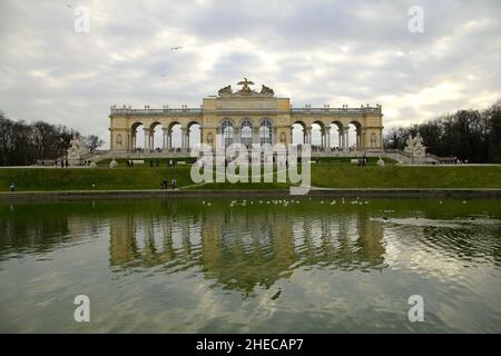 Wien - Österreich - der Gloriette-Pavillon im Schlossgarten Schönbrunn Stockfoto