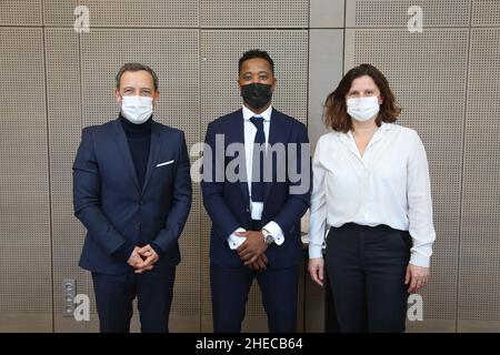 Paris, Frankreich. 10th Januar 2022. Patrice Evra, Roxana Maracineanu, Delegierter Minister beim Minister für nationale Bildung, Jugend und Sport, zuständig für Sport, Und Adrien Taquet, Staatssekretär für Kinder und Familien beim Mittagessen im Rahmen seiner Tour zur Promotion seines neuen Buches „Ich liebe dieses Spiel“ in Frankreich im Ministerium für Solidarität und Gesundheit, in Paris, Frankreich, am 10. Januar 2022. Foto von Jerome Domine/ABACAPRESS.COM Quelle: Abaca Press/Alamy Live News Stockfoto