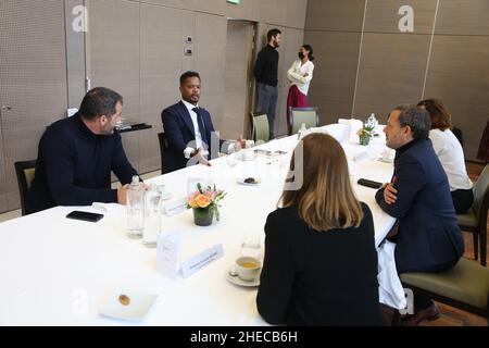 Paris, Frankreich. 10th Januar 2022. Sebastien Boueilh, Patrice Evra, Roxana Maracineanu, Delegierte Ministerin beim Minister für nationale Bildung, Jugend und Sport, zuständig für Sport, Adrien Taquet, Staatssekretär für Kinder und Familien, und Isabelle Debré, Präsidentin des Vereins L'Enfant Bleu beim Mittagessen im Rahmen ihrer Tour zur Promotion ihres neuen Buches „Ich liebe dieses Spiel“ in Frankreich am 10. Januar 2022 im Ministerium für Solidarität und Gesundheit in Paris, Frankreich. Foto von Jerome Domine/ABACAPRESS.COM Quelle: Abaca Press/Alamy Live News Stockfoto