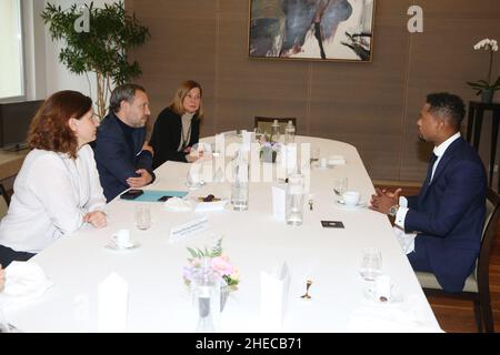 Paris, Frankreich. 10th Januar 2022. Patrice Evra, Roxana Maracineanu, Delegierte Ministerin beim Minister für nationale Bildung, Jugend und Sport, zuständig für Sport, Adrien Taquet, Staatssekretär für Kinder und Familien, und Isabelle Debré, Präsident des Vereins L'Enfant Bleu während des Mittagessens im Rahmen seiner Tour, um sein neues Buch „Ich liebe dieses Spiel“ in Frankreich im Ministerium für Solidarität und Gesundheit, in Paris, Frankreich, am 10. Januar 2022, zu promoten. Foto von Jerome Domine/ABACAPRESS.COM Quelle: Abaca Press/Alamy Live News Stockfoto