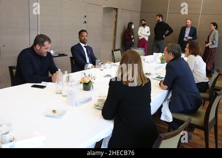 Paris, Frankreich. 10th Januar 2022. Sebastien Boueilh, Patrice Evra, Roxana Maracineanu, Delegierte Ministerin beim Minister für nationale Bildung, Jugend und Sport, zuständig für Sport, Adrien Taquet, Staatssekretär für Kinder und Familien, und Isabelle Debré, Präsidentin des Vereins L'Enfant Bleu beim Mittagessen im Rahmen ihrer Tour zur Promotion ihres neuen Buches „Ich liebe dieses Spiel“ in Frankreich am 10. Januar 2022 im Ministerium für Solidarität und Gesundheit in Paris, Frankreich. Foto von Jerome Domine/ABACAPRESS.COM Quelle: Abaca Press/Alamy Live News Stockfoto