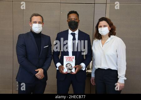 Paris, Frankreich. 10th Januar 2022. Patrice Evra, Roxana Maracineanu, Delegierter Minister beim Minister für nationale Bildung, Jugend und Sport, zuständig für Sport, Und Adrien Taquet, Staatssekretär für Kinder und Familien beim Mittagessen im Rahmen seiner Tour zur Promotion seines neuen Buches „Ich liebe dieses Spiel“ in Frankreich im Ministerium für Solidarität und Gesundheit, in Paris, Frankreich, am 10. Januar 2022. Foto von Jerome Domine/ABACAPRESS.COM Quelle: Abaca Press/Alamy Live News Stockfoto