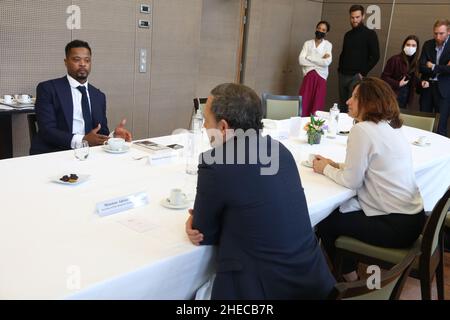 Paris, Frankreich. 10th Januar 2022. Patrice Evra, Roxana Maracineanu, Delegierter Minister beim Minister für nationale Bildung, Jugend und Sport, zuständig für Sport, Und Adrien Taquet, Staatssekretär für Kinder und Familien beim Mittagessen im Rahmen seiner Tour zur Promotion seines neuen Buches „Ich liebe dieses Spiel“ in Frankreich im Ministerium für Solidarität und Gesundheit, in Paris, Frankreich, am 10. Januar 2022. Foto von Jerome Domine/ABACAPRESS.COM Quelle: Abaca Press/Alamy Live News Stockfoto