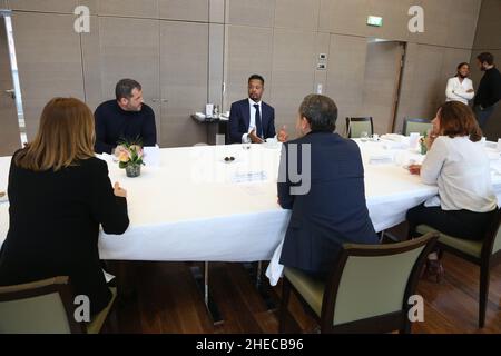 Paris, Frankreich. 10th Januar 2022. Sebastien Boueilh, Patrice Evra, Roxana Maracineanu, Delegierte Ministerin beim Minister für nationale Bildung, Jugend und Sport, zuständig für Sport, Adrien Taquet, Staatssekretär für Kinder und Familien, und Isabelle Debré, Präsidentin des Vereins L'Enfant Bleu beim Mittagessen im Rahmen ihrer Tour zur Promotion ihres neuen Buches „Ich liebe dieses Spiel“ in Frankreich am 10. Januar 2022 im Ministerium für Solidarität und Gesundheit in Paris, Frankreich. Foto von Jerome Domine/ABACAPRESS.COM Quelle: Abaca Press/Alamy Live News Stockfoto