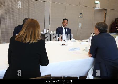 Paris, Frankreich. 10th Januar 2022. Patrice Evra, Roxana Maracineanu, Delegierter Minister beim Minister für nationale Bildung, Jugend und Sport, zuständig für Sport, Und Adrien Taquet, Staatssekretär für Kinder und Familien beim Mittagessen im Rahmen seiner Tour zur Promotion seines neuen Buches „Ich liebe dieses Spiel“ in Frankreich im Ministerium für Solidarität und Gesundheit, in Paris, Frankreich, am 10. Januar 2022. Foto von Jerome Domine/ABACAPRESS.COM Quelle: Abaca Press/Alamy Live News Stockfoto