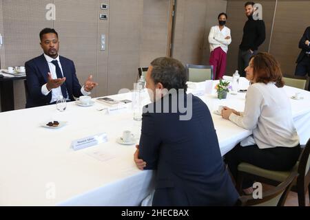 Paris, Frankreich. 10th Januar 2022. Patrice Evra, Roxana Maracineanu, Delegierter Minister beim Minister für nationale Bildung, Jugend und Sport, zuständig für Sport, Und Adrien Taquet, Staatssekretär für Kinder und Familien beim Mittagessen im Rahmen seiner Tour zur Promotion seines neuen Buches „Ich liebe dieses Spiel“ in Frankreich im Ministerium für Solidarität und Gesundheit, in Paris, Frankreich, am 10. Januar 2022. Foto von Jerome Domine/ABACAPRESS.COM Quelle: Abaca Press/Alamy Live News Stockfoto