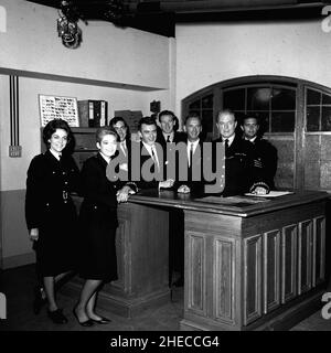 1966-Datei-Foto von Nichola Donnelly, der im Alter von 83 Jahren gestorben ist, mit den Darstellern der BBC-Serie „Dixon of Dock Green“, von links, Jean Dallas, Anne Carroll, Joe Dunlop, Peter Byrne, Nichola Donnelly, Geoffery Adams, Jack Warner (Dixon) und Ronald Bridges. Er trat nicht nur in rund 200 Episoden als Sergeant Johnny Wills auf, sondern spielte auch etwa acht Jahre lang in Grange Hill den Lehrer Mr. MacKenzie. Stockfoto