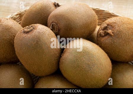 Korb mit gesunden frischen ganzen Kiwi-Früchten aus nächster Nähe Stockfoto