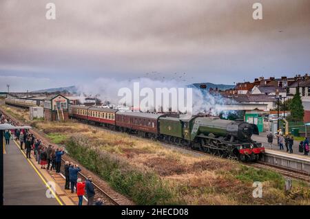 Flying Scotsman Dampflokomotive Yns Mon Express Abergele und Pensarn station. Stockfoto