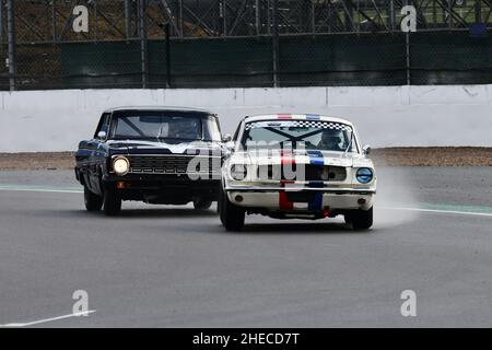 David Coyne, Ford Mustang, Julian Thomas, Callum Lockie, Ford Falcon, Touring Car Racing aus dem Jahr 1960s, ein 45-minütiges Rennen für ein oder zwei Fahrer mit Stockfoto