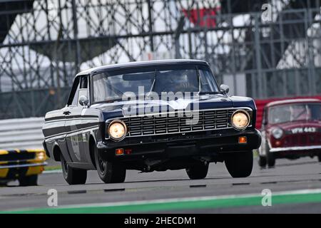 Julian Thomas, Callum Lockie, Ford Falcon, Touring Car Racing vom 1960s, ein 45-minütiges Rennen für ein oder zwei Fahrer mit einem obligatorischen Boxenstopp, Tran Stockfoto