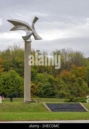 Belgrad, Serbien - 23. Oktober 2021: Kunstskulptur Säule im WWII Memorial Park Jajinci Vozdovac Gemeinde. Stockfoto