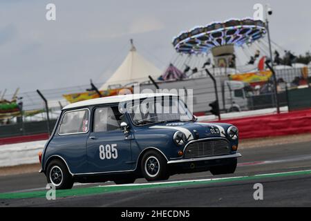 Marcus Holland, Dominic Holland, Austin Mini Cooper S, Touring Car Racing vom 1960s, ein 45-minütiges Rennen für ein oder zwei Fahrer mit einem obligatorischen pi Stockfoto