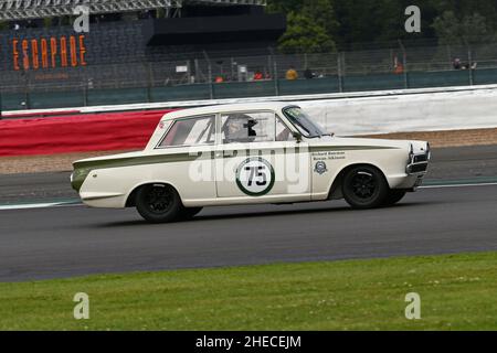 Richard Bateman, Stephen Upsdell, Ford Lotus Cortina, Touring Car Racing vom 1960s, ein 45-minütiges Rennen für ein oder zwei Fahrer mit Pflichtpit Stockfoto