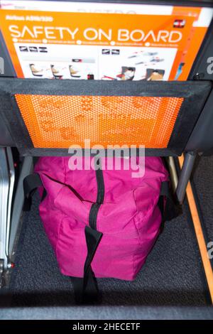 Gepäckstücke unter dem Beifahrersitz für Passagiere zum Verstauen von Handgepäcktaschen und Mitführen von Handgepäckgegenstand. EasyJet Airbus A320 / A319. (128) Stockfoto