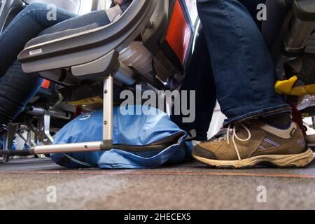 Gepäckstücke unter dem Beifahrersitz für Passagiere zum Verstauen von Handgepäcktaschen und Mitführen von Handgepäckgegenstand. EasyJet Airbus A320 / A319. (128) Stockfoto