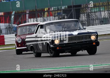 Julian Thomas, Callum Lockie, Ford Falcon, Touring Car Racing vom 1960s, ein 45-minütiges Rennen für ein oder zwei Fahrer mit einem obligatorischen Boxenstopp, Tran Stockfoto