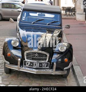 Vorderseite des klassischen alten Citroen deux cv-Motorwagens, Beaune, Bourgogne-Franche-Comté, Frankreich Stockfoto