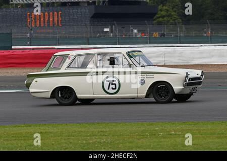 Richard Bateman, Stephen Upsdell, Ford Lotus Cortina, Touring Car Racing vom 1960s, ein 45-minütiges Rennen für ein oder zwei Fahrer mit Pflichtpit Stockfoto