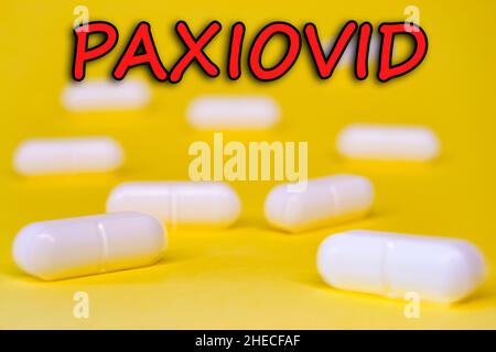 Paxiovid. Pfizer antiviral gegen Covid-19 (Coronavirus). Revolutionäre Pillen für Covid. Hintergrund mit Pillen auf gelbem Hintergrund. Horizontales Foto Stockfoto