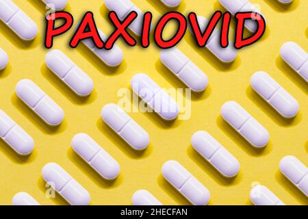 Paxiovid. Pfizer antiviral gegen Covid-19 (Coronavirus). Revolutionäre Pillen für Covid. Hintergrund mit Pillen auf gelbem Hintergrund. Horizontales Foto Stockfoto