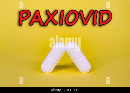 Paxiovid. Pfizer antiviral gegen Covid-19 (Coronavirus). Revolutionäre Pillen für Covid. Hintergrund mit Pillen auf gelbem Hintergrund. Horizontales Foto Stockfoto