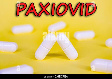 Paxiovid. Pfizer antiviral gegen Covid-19 (Coronavirus). Revolutionäre Pillen für Covid. Hintergrund mit Pillen auf gelbem Hintergrund. Horizontales Foto Stockfoto