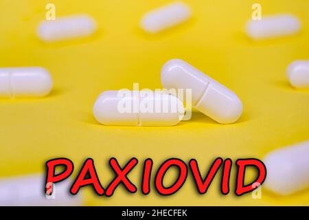 Paxiovid. Pfizer antiviral gegen Covid-19 (Coronavirus). Revolutionäre Pillen für Covid. Hintergrund mit Pillen auf gelbem Hintergrund. Horizontales Foto Stockfoto