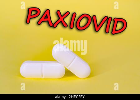 Paxiovid. Pfizer antiviral gegen Covid-19 (Coronavirus). Revolutionäre Pillen für Covid. Hintergrund mit Pillen auf gelbem Hintergrund. Horizontales Foto Stockfoto