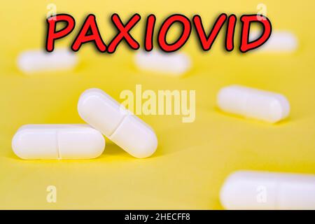 Paxiovid. Pfizer antiviral gegen Covid-19 (Coronavirus). Revolutionäre Pillen für Covid. Hintergrund mit Pillen auf gelbem Hintergrund. Horizontales Foto Stockfoto