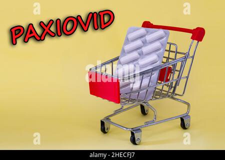 Paxiovid. Pfizer antiviral gegen Covid-19 (Coronavirus). Revolutionäre Pillen für Covid. Hintergrund mit Pillen auf gelbem Hintergrund. Horizontales Foto Stockfoto