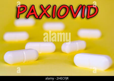 Paxiovid. Pfizer antiviral gegen Covid-19 (Coronavirus). Revolutionäre Pillen für Covid. Hintergrund mit Pillen auf gelbem Hintergrund. Horizontales Foto Stockfoto