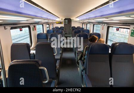 Innenraum des Schweizer Waggons / SBB CFF FFS Eisenbahnwaggons Innenraum mit Sitzplätzen / Gang- und Sitzplätzen im Zug, der sich dem Bahnhof Genf-Cornavin nähert. (128) Stockfoto