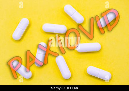 Paxiovid. Pfizer antiviral gegen Covid-19 (Coronavirus). Revolutionäre Pillen für Covid. Hintergrund mit Pillen auf gelbem Hintergrund. Horizontales Foto Stockfoto