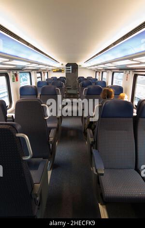 Innenraum des Schweizer Waggons / SBB CFF FFS Eisenbahnwaggons Innenraum mit Sitzplätzen / Gang- und Sitzplätzen im Zug, der sich dem Bahnhof Genf-Cornavin nähert. (128) Stockfoto