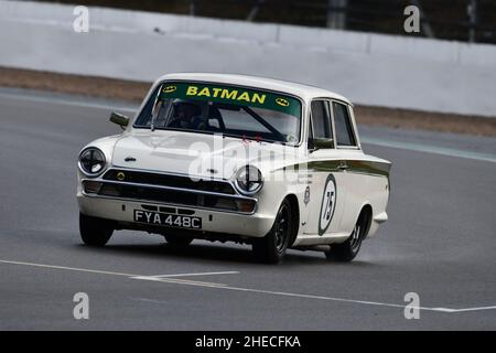 Richard Bateman, Stephen Upsdell, Ford Lotus Cortina, Touring Car Racing vom 1960s, ein 45-minütiges Rennen für ein oder zwei Fahrer mit Pflichtpit Stockfoto