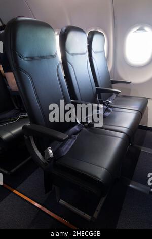 Leerer Sitzplatz / Reihe leerer Sitzplätze im Flugzeug A320 / A319 / Flugzeug / Flugzeugkabine während eines Fluges. Das Flugzeug war zu 50 % voll, also mit halber Kapazität. (128) Stockfoto