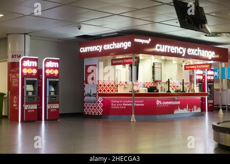 Moneycorp Bureau de Change Wechselstube mit Geldautomat in Gepäckausgabe-Halle. Flughafen Gatwick North Terminal. London. VEREINIGTES KÖNIGREICH. (128) Stockfoto