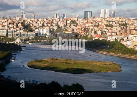 Istanbul, Türkei - 04-30-20106:kleine Insellandschaft am Goldenen Horn Stockfoto